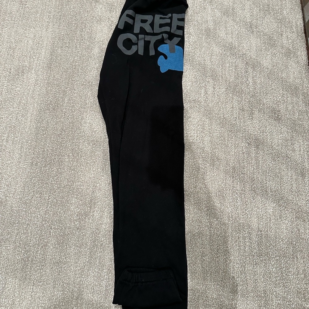 FREE CITY SWEATS